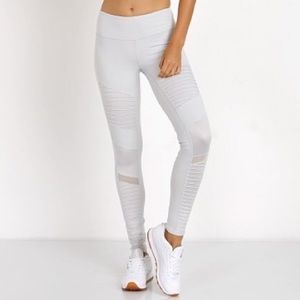 Alo Yoga Moto Leggings in Mist